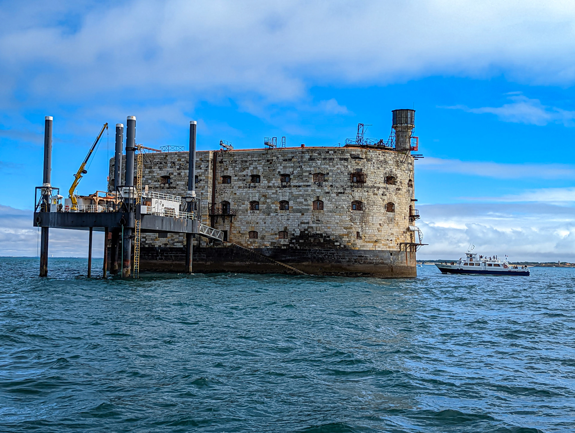 Aux abords du Fort Boyard près de l'île d'Oleron
