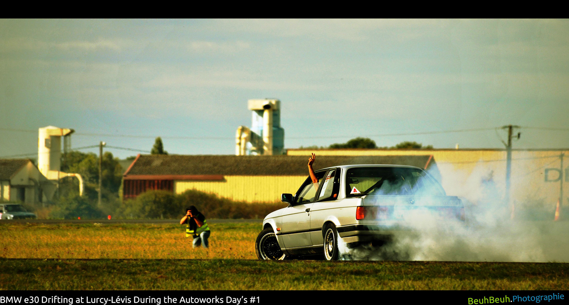 Octobre 2010 sur le circuit de Lurcy-Lévis était organisé les Autoworks Days du magasine Autoworks. Ici une E30 en travers dans la grande parabolique avant la ligne droite.