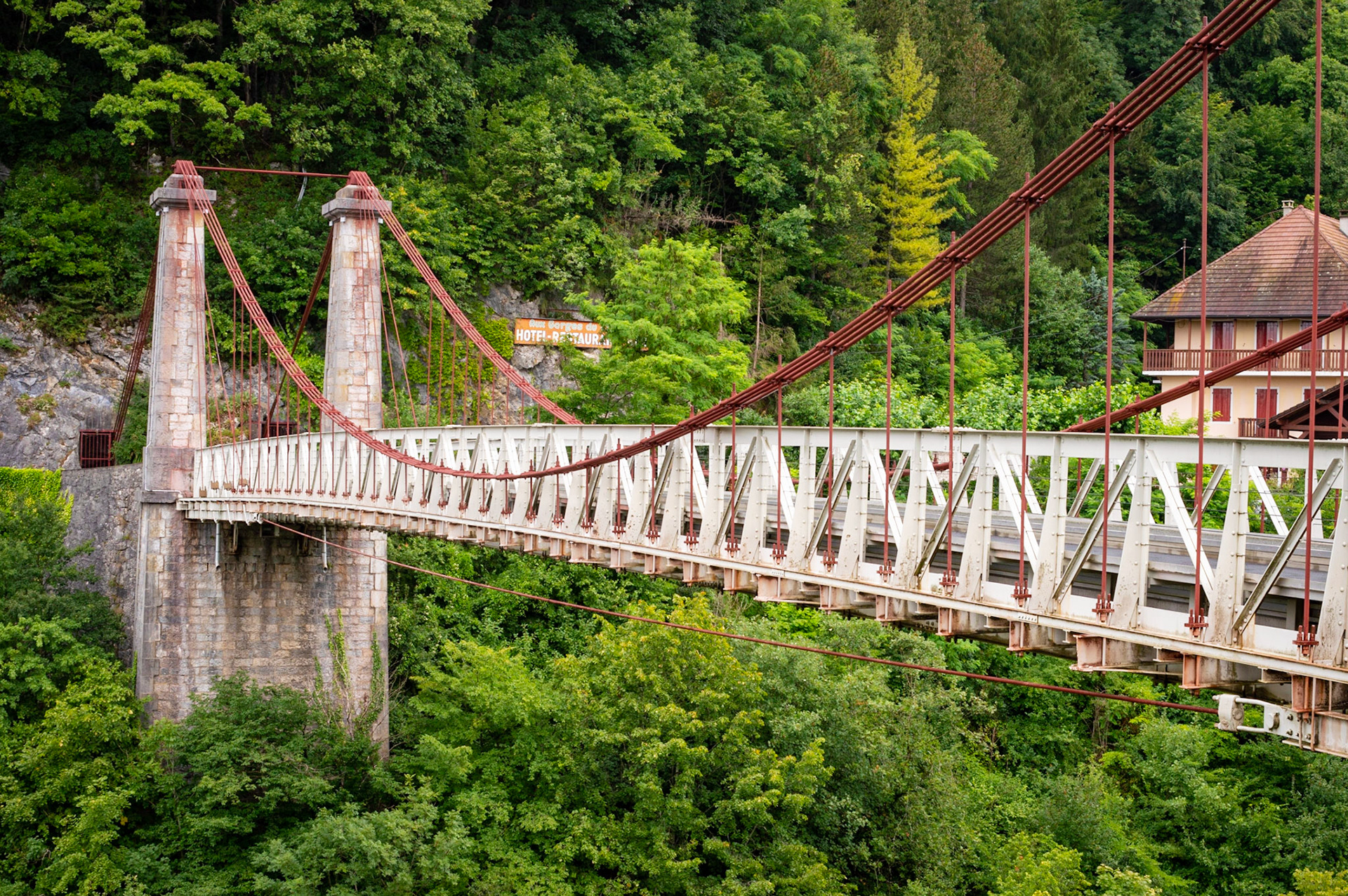Près d'Annecy un magnifique pont suspendu au dessus du Cheran