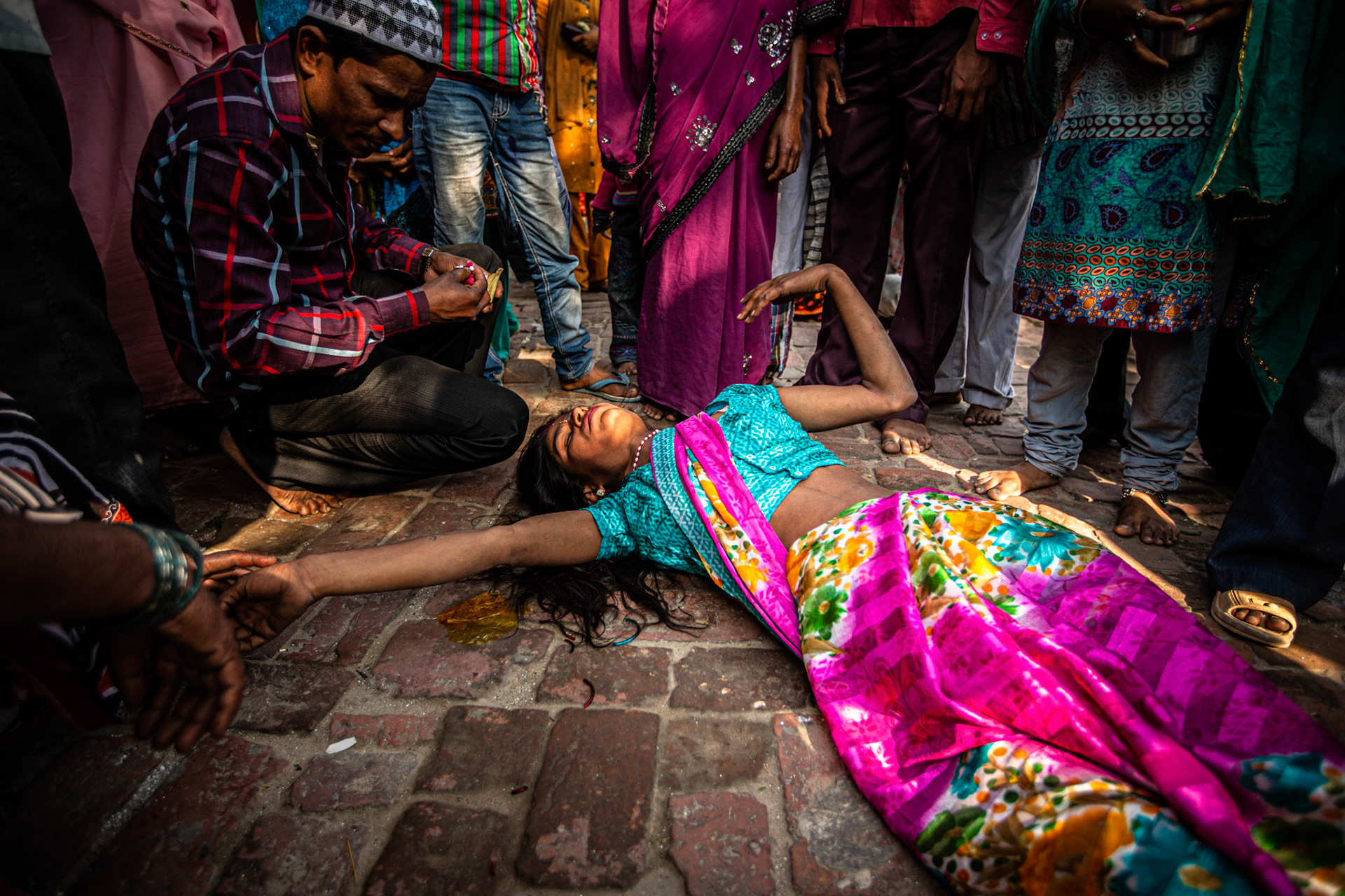 Possessed woman at Bahadur Shahid Sufi shrine. Varanasi, India