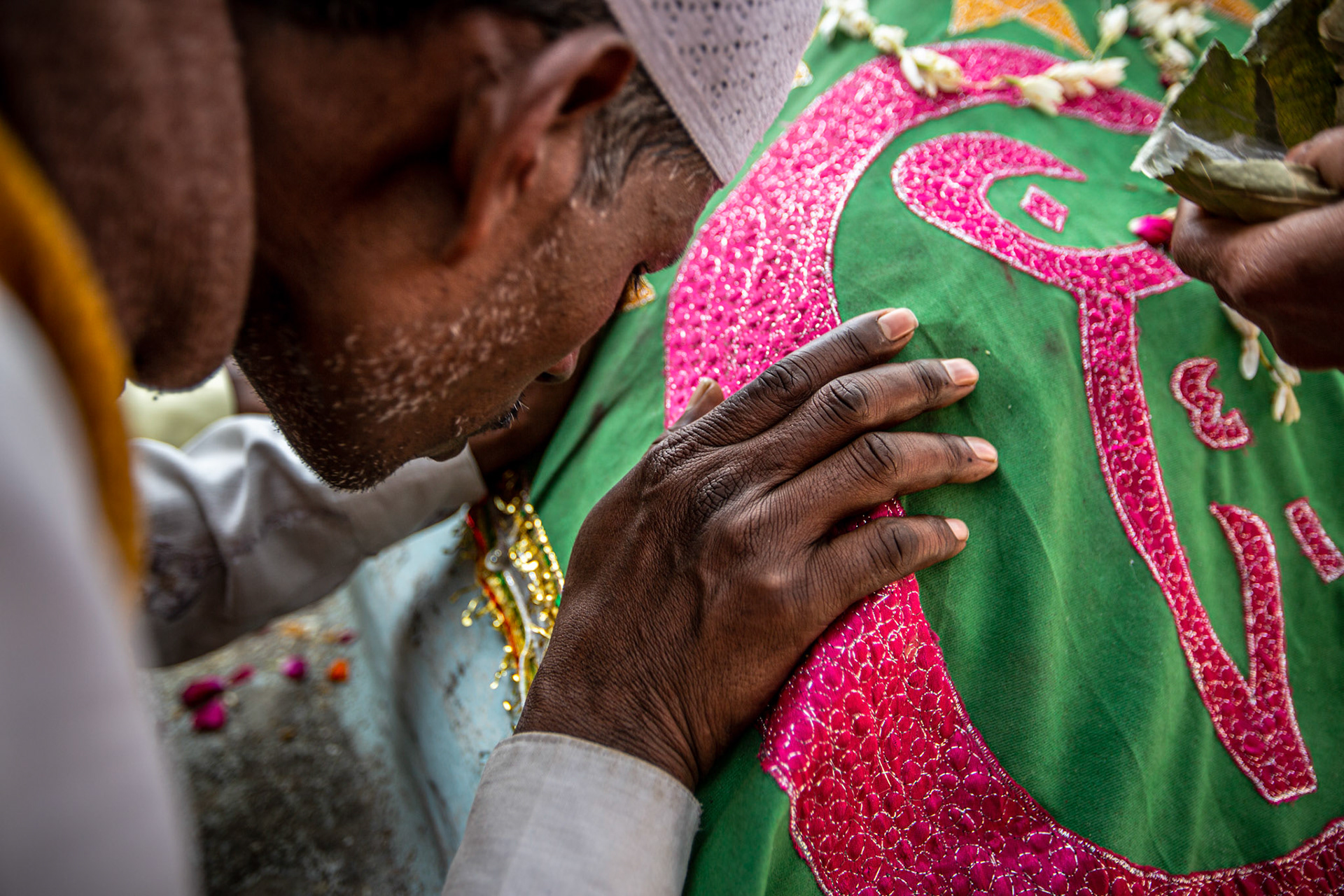 Man praying to a Sufi saint at Bahadur Shahid Sufi shrine. Varanasi, India