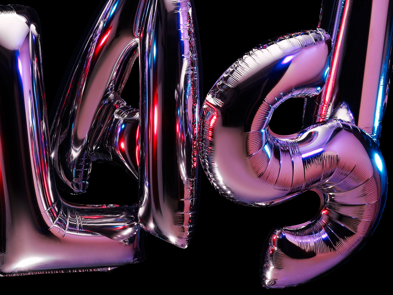 PALAST - photographie de nature morte, ballons métallisés représentant le mot "Palast" de manière joyeuse, sur fond noir - PALAST PHOTOGRAPHIE, Paris France