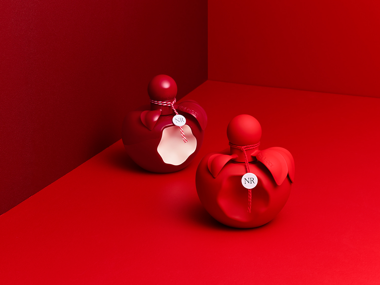 Nina Ricci Parfums : Nina extra rouge, photographie de nature morte, parfum, photographie des flacons Nina Ricci  - PALAST PHOTOGRAPHIE, Paris France