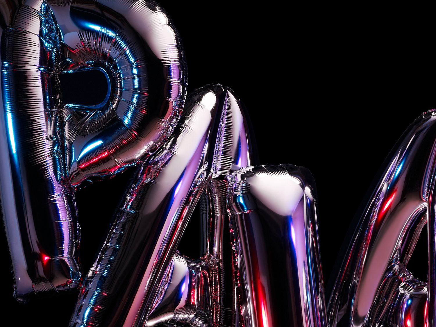 PALAST - photographie de nature morte, ballons métallisés représentant le mot "Palast" de manière joyeuse, sur fond noir - PALAST PHOTOGRAPHIE, Paris France