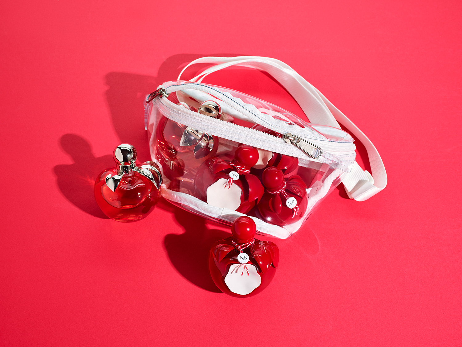 Nina Ricci Parfums : Nina Rouge, photographie de nature morte, parfum, set design sur fond rouge - PALAST PHOTOGRAPHIE, Paris France