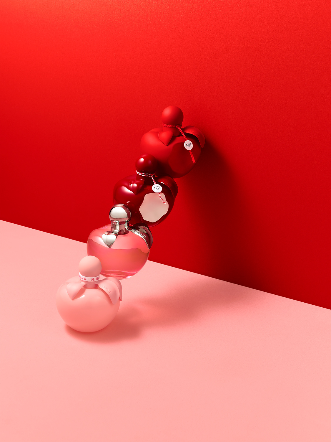 Nina Ricci Parfums : Nina extra rouge, photographie de nature morte, parfum, photographie des flacons Nina Ricci de la gamme Nina - PALAST PHOTOGRAPHIE, Paris France