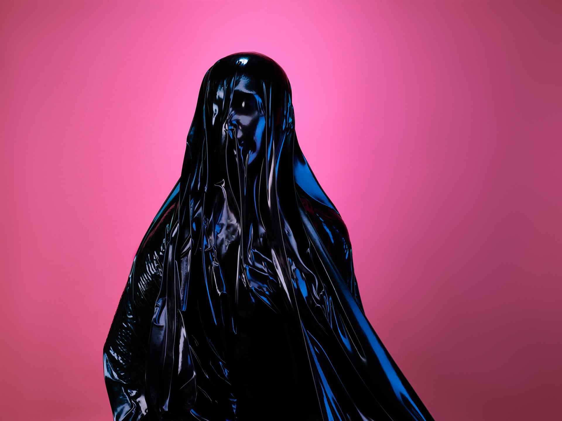 Still life photography, Palast photographie, Rise, ephemeral sculpture recalling bas reliefs from classical sculpture, black on pink background , Paris, France