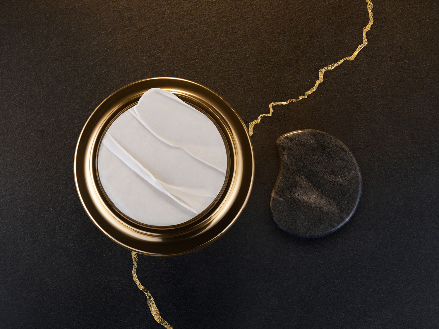 PALAST - Still life photo La Prairie Cosmetics, Pure gold product range, set design Julie chanut Bombard