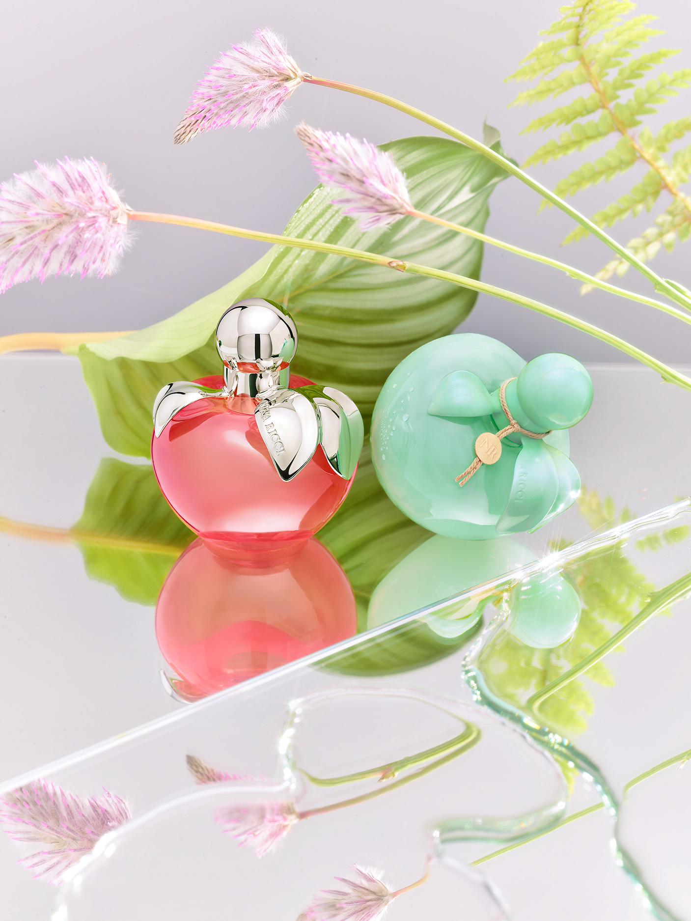 Nina Ricci Parfums : Nina Nature, photographie de nature morte, parfum, photographie d'un flacon Nina Ricci entouré de plantes et fleurs - PALAST PHOTOGRAPHIE, Paris France