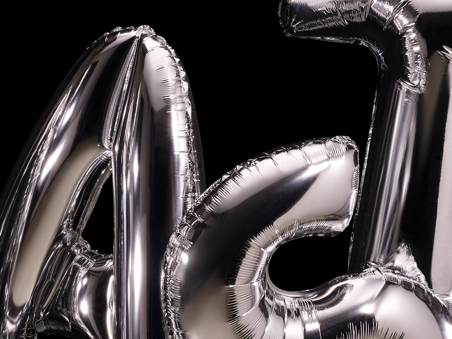 PALAST - photographie de nature morte, ballons métallisés représentant le mot "Palast" de manière joyeuse, sur fond noir - PALAST PHOTOGRAPHIE, Paris France