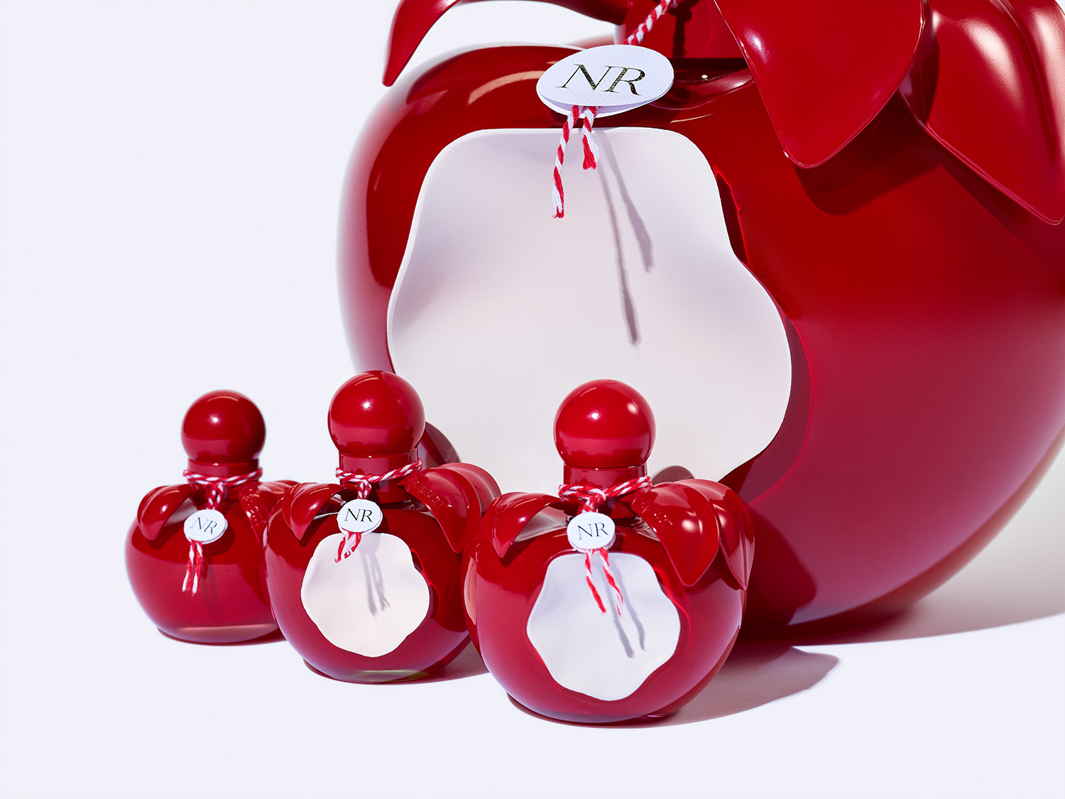 Nina Ricci Parfums : Nina Rouge, photographie de nature morte, parfum - PALAST PHOTOGRAPHIE, Paris France