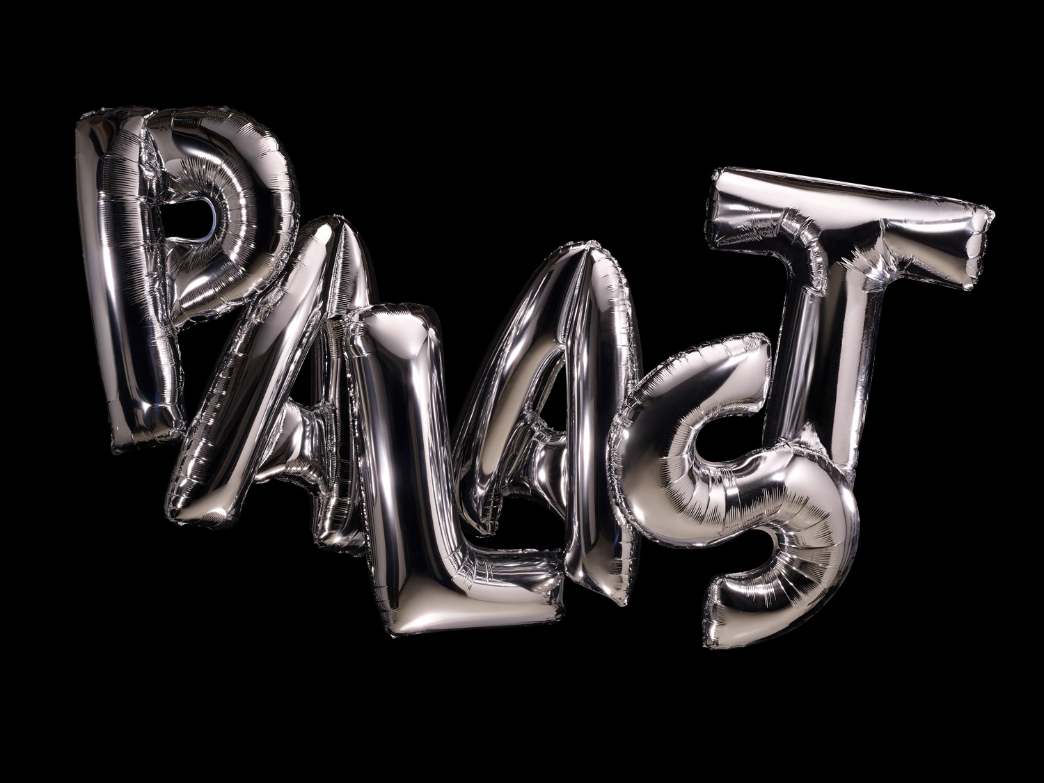 PALAST - photographie de nature morte, ballons métallisés représentant le mot "Palast" de manière joyeuse, sur fond noir - PALAST PHOTOGRAPHIE, Paris France