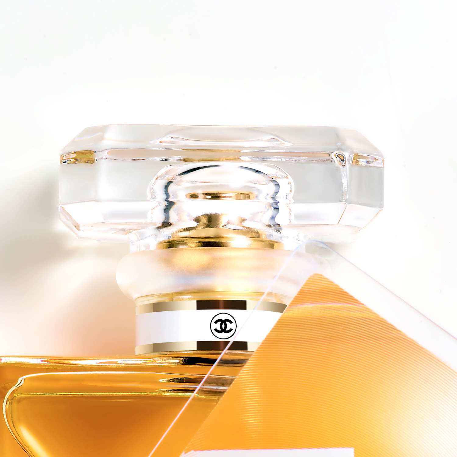 Nina Ricci Parfums : Nina Nature, photographie de nature morte, parfum, photographie d'un flacon Nina Ricci entouré de plantes et fleurs - PALAST PHOTOGRAPHIE, Paris France