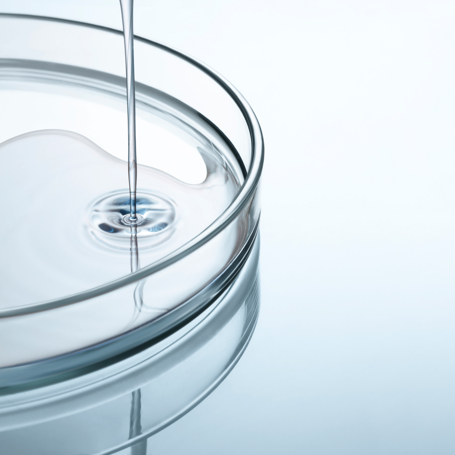 texture photography, Still life photography La Prairie Cosmetics, liquid in a petri dish, texture Julie Chanut-Bombard