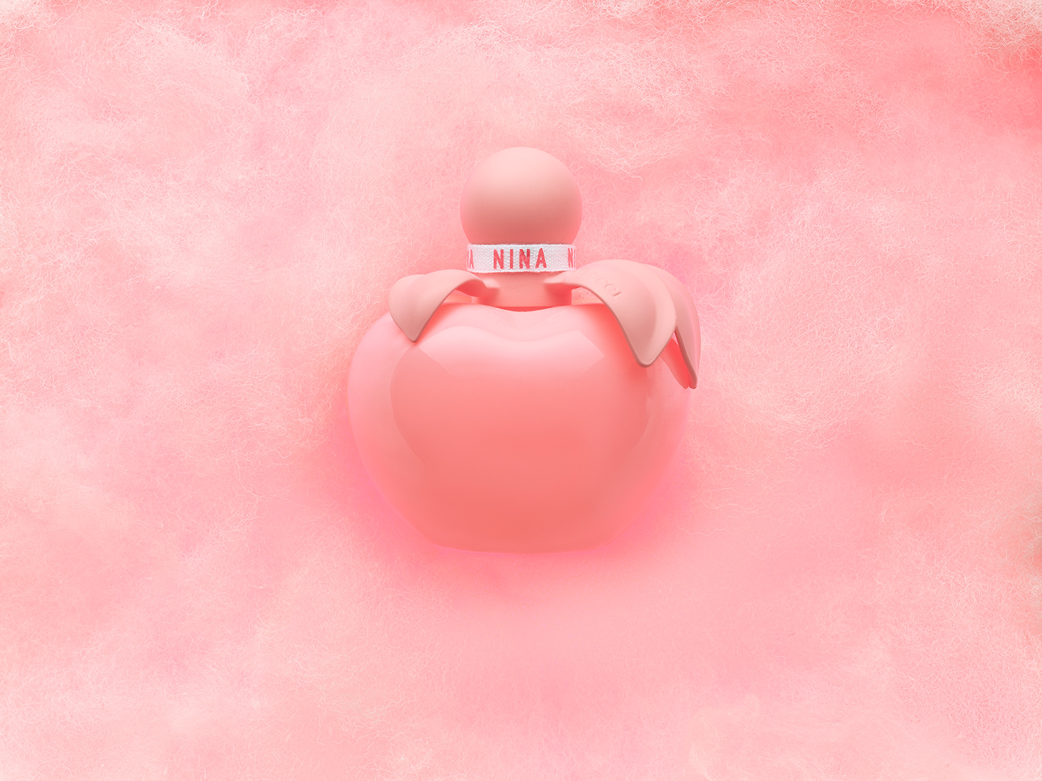Nina Ricci Parfums : Nina Rose, photographie de nature morte, parfum, photographie d'un facon Nina Rose dans une barbapapa - PALAST PHOTOGRAPHIE, Paris France