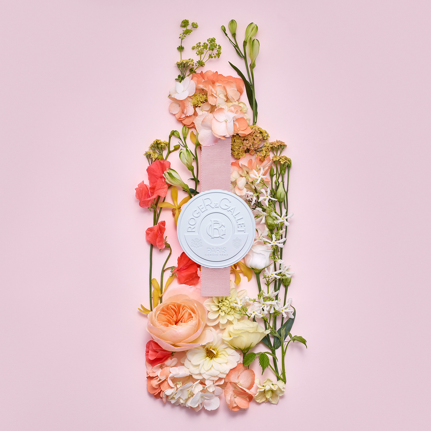 ROGER&GALLET Parfums : photographie de nature morte, parfum, photographie de fleurs arrangées de façon à recréer la forme du flacon de parfum Roger & Gallet, set design réalisé par Garance du Nord - PALAST PHOTOGRAPHIE, Paris France- PALAST PHOTOGRAPHIE PUBLICITAIRE