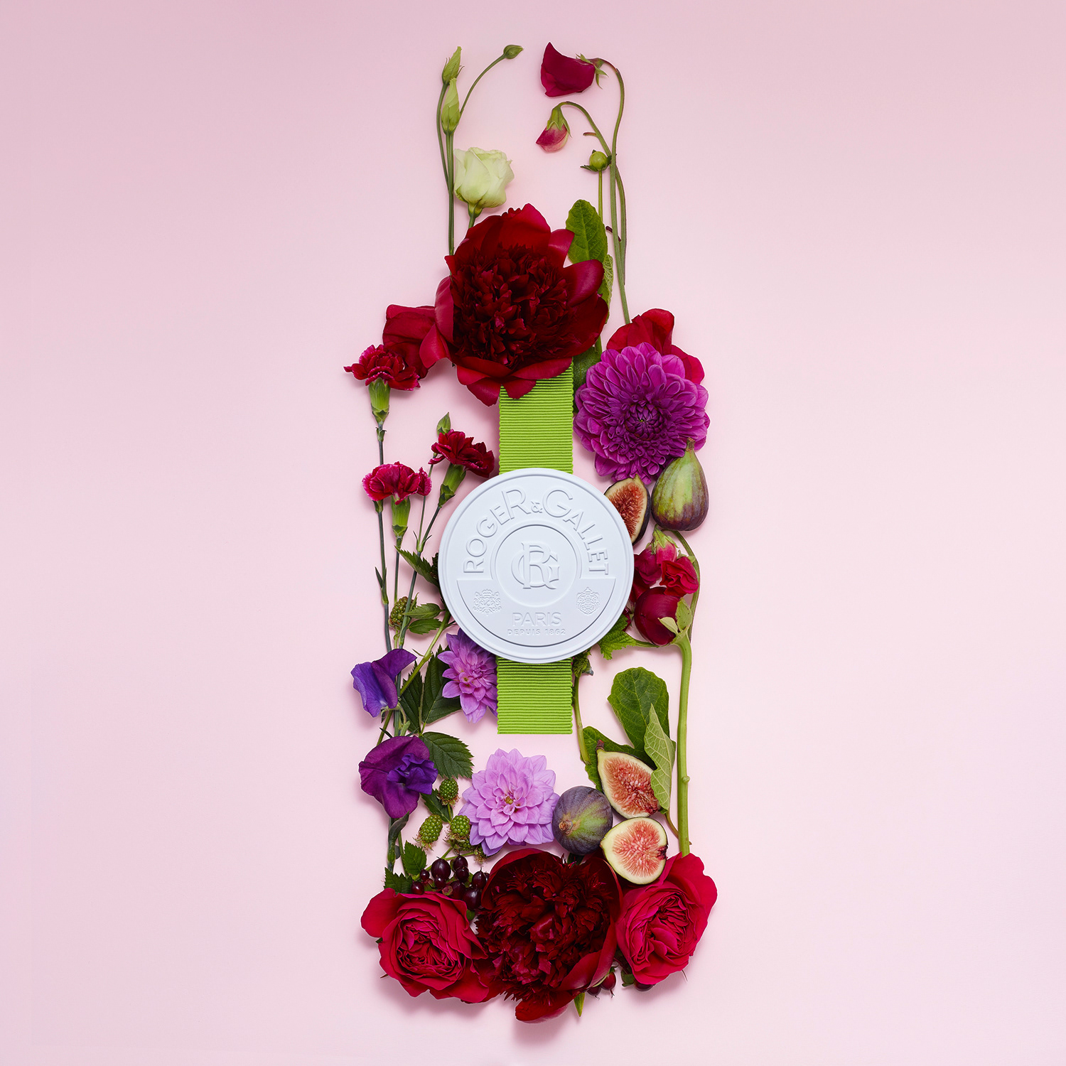 ROGER&GALLET Parfums : photographie de nature morte, parfum, photographie de fleurs arrangées de façon à recréer la forme du flacon de parfum Roger & Gallet, set design réalisé par Garance du Nord - PALAST PHOTOGRAPHIE, Paris France- PALAST PHOTOGRAPHIE PUBLICITAIRE