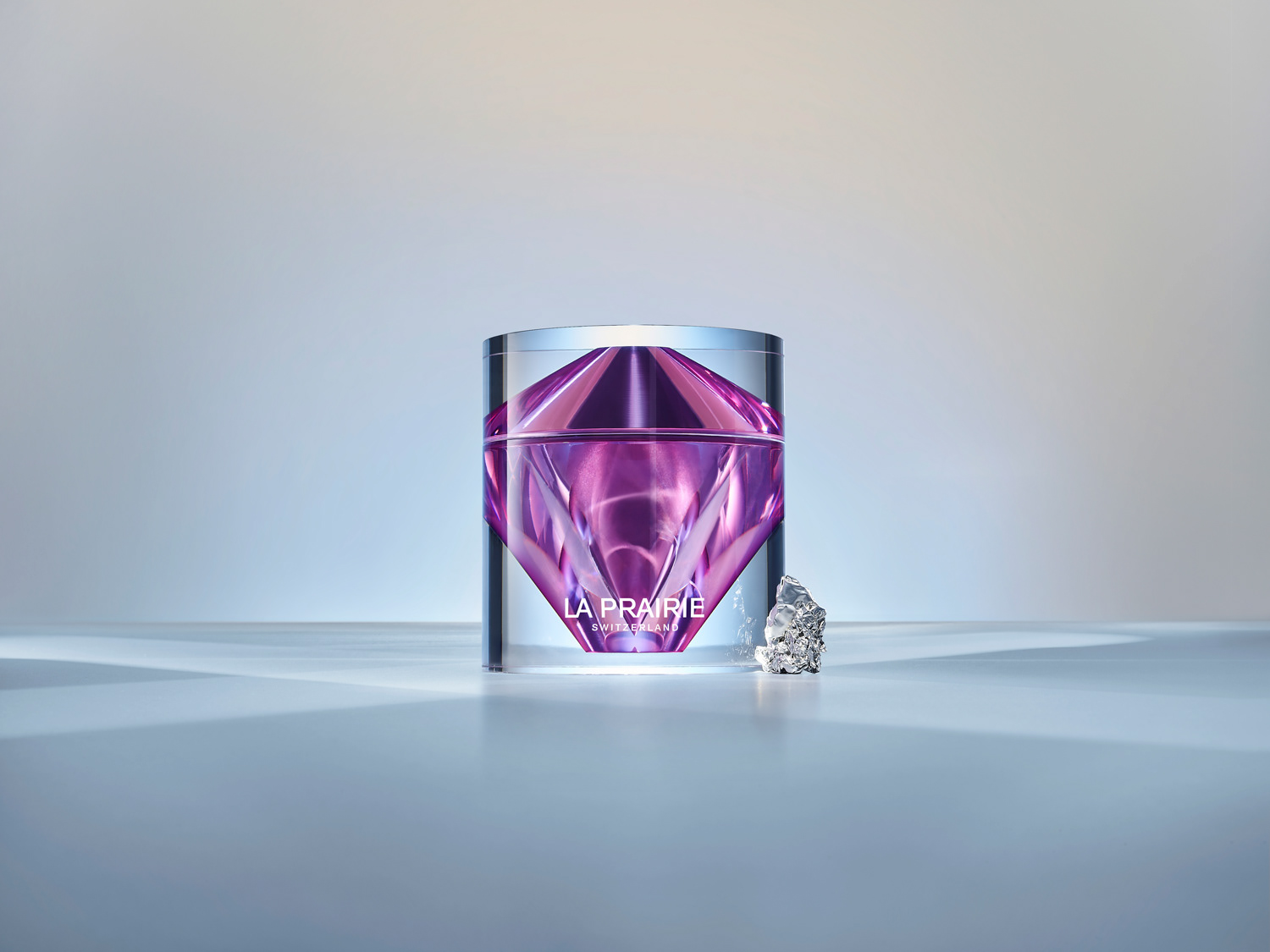 Still life photo La Prairie Cosmetics, Platinum Rare product range, set design Julie Chanut Bombard