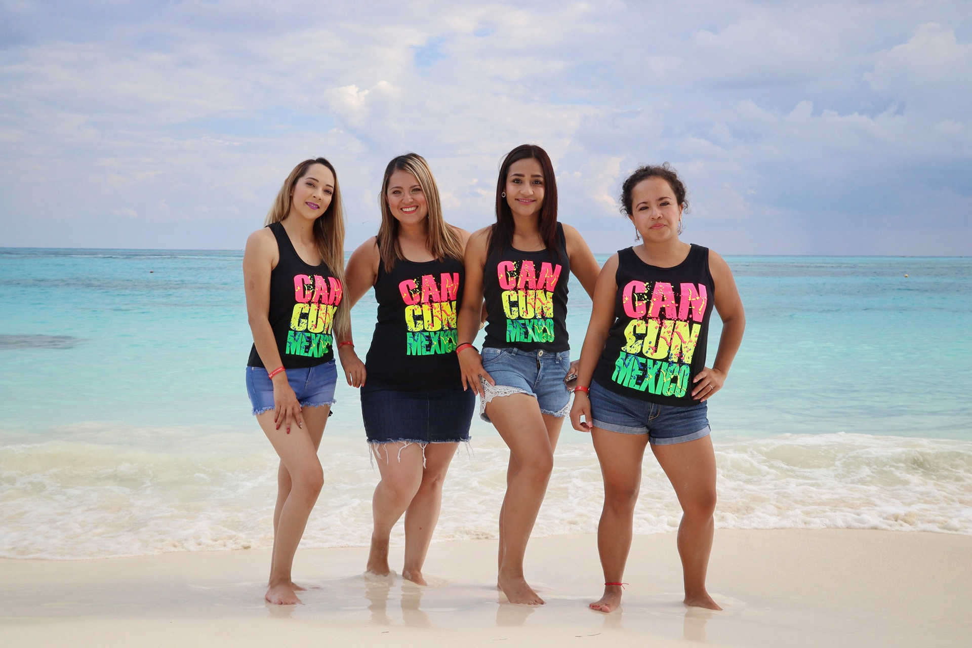 Foto de amigas en Cancún con arena y mar. Sesión de fotos en la playa