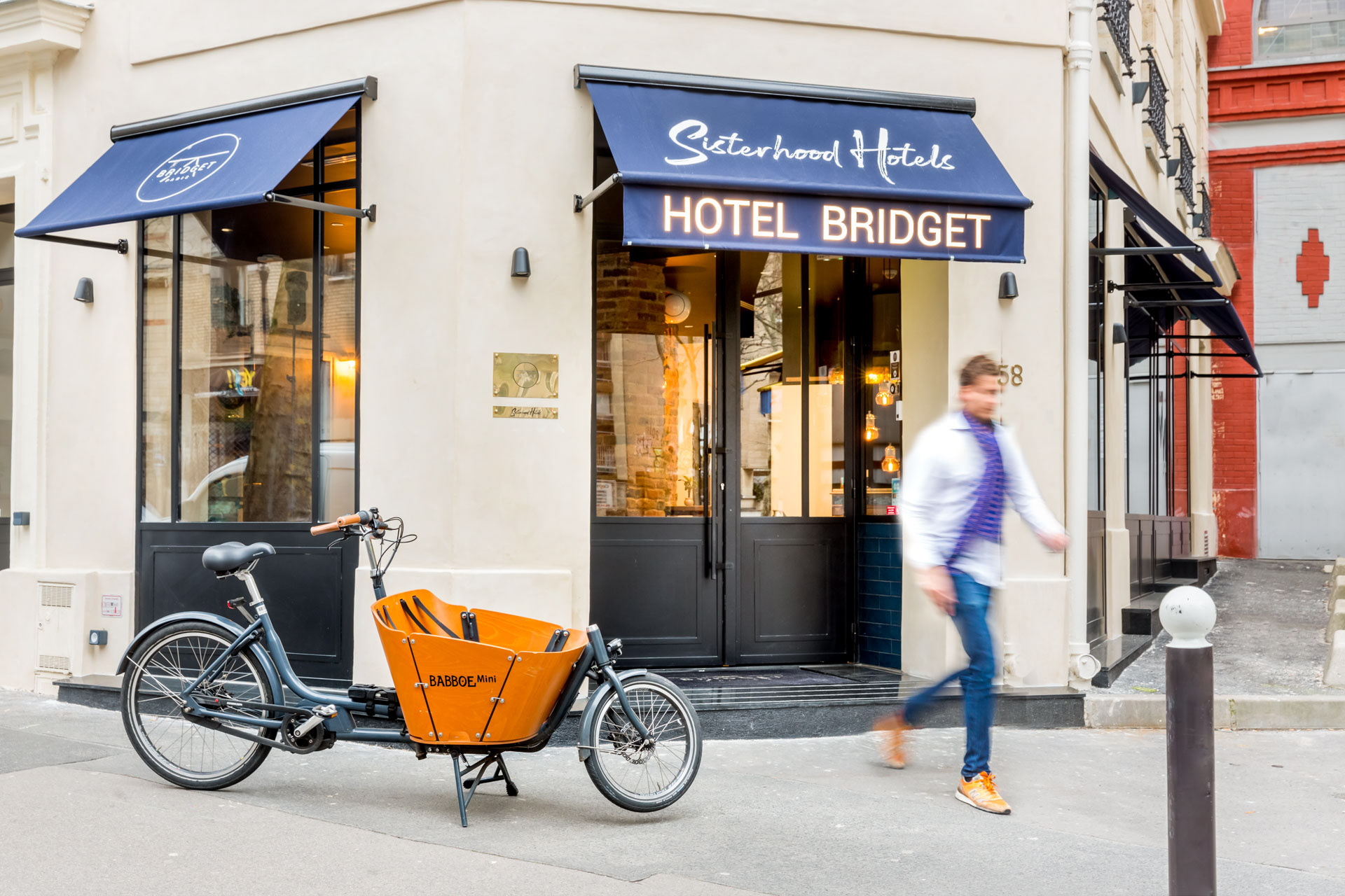 Sortie de l'hotel - style