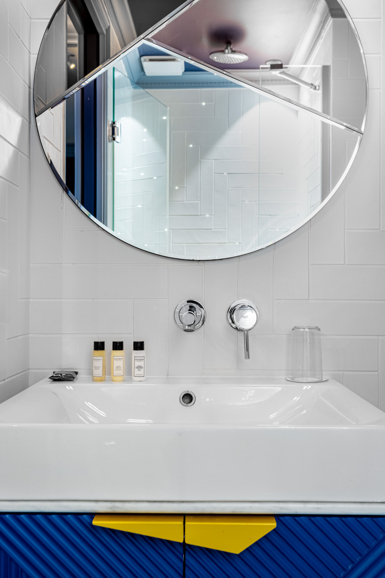 détail lavabo miroir