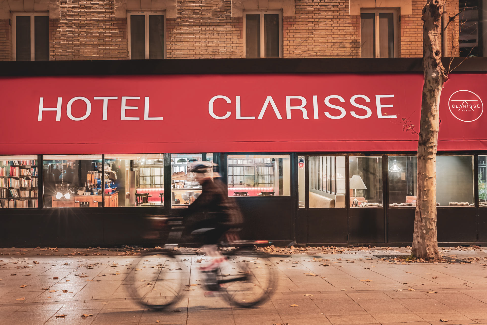 la ville, le vélo et l'hôtel la nuit