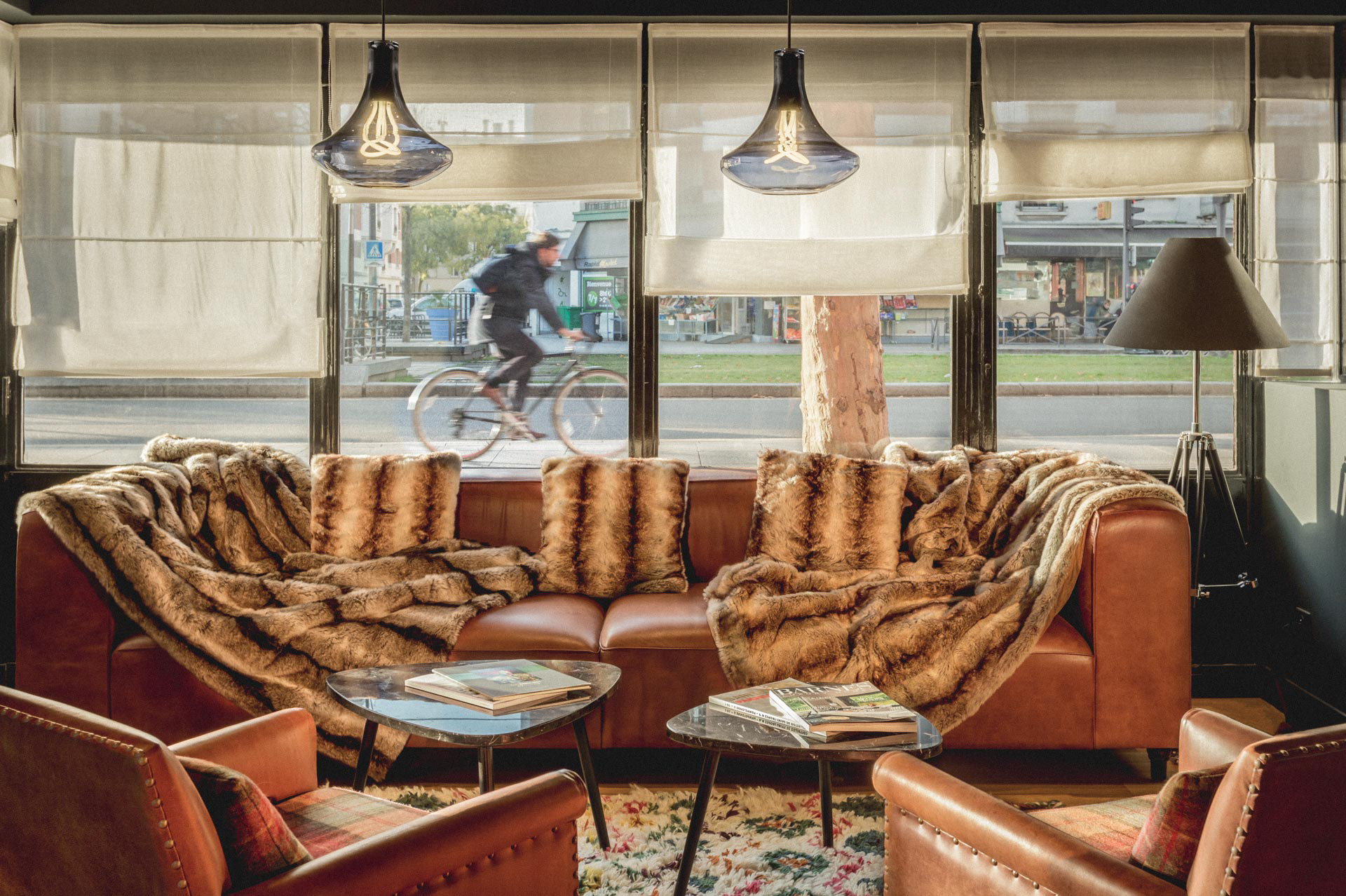la ville, le vélo et l'hôtel le jour