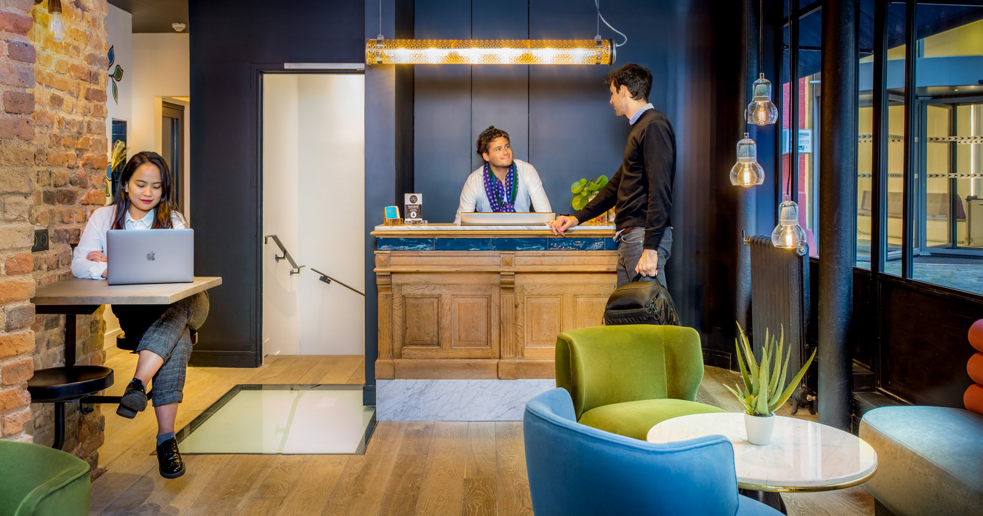 Mise en scenes - lobby hotel