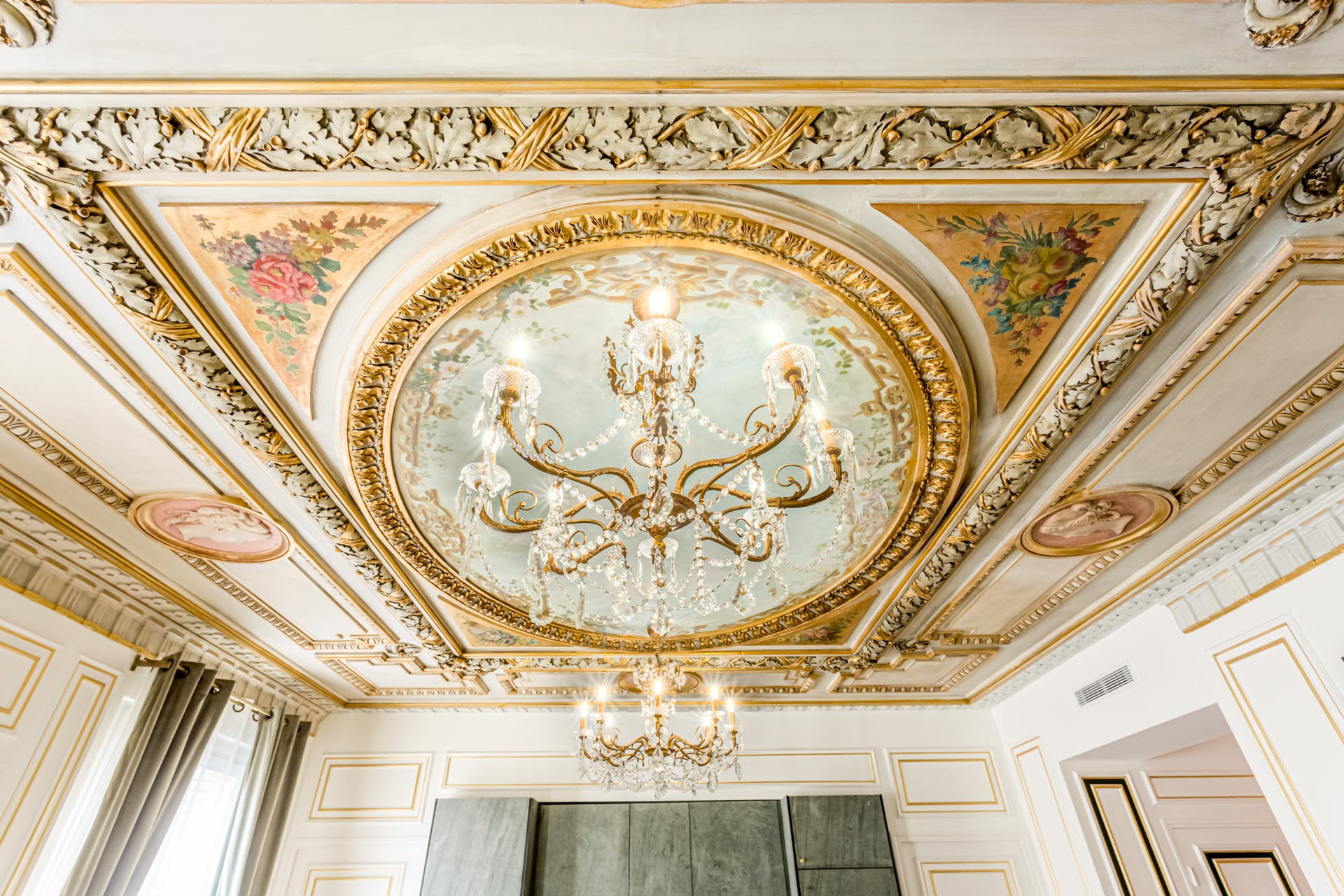 Les details: les moulures et le plafond
