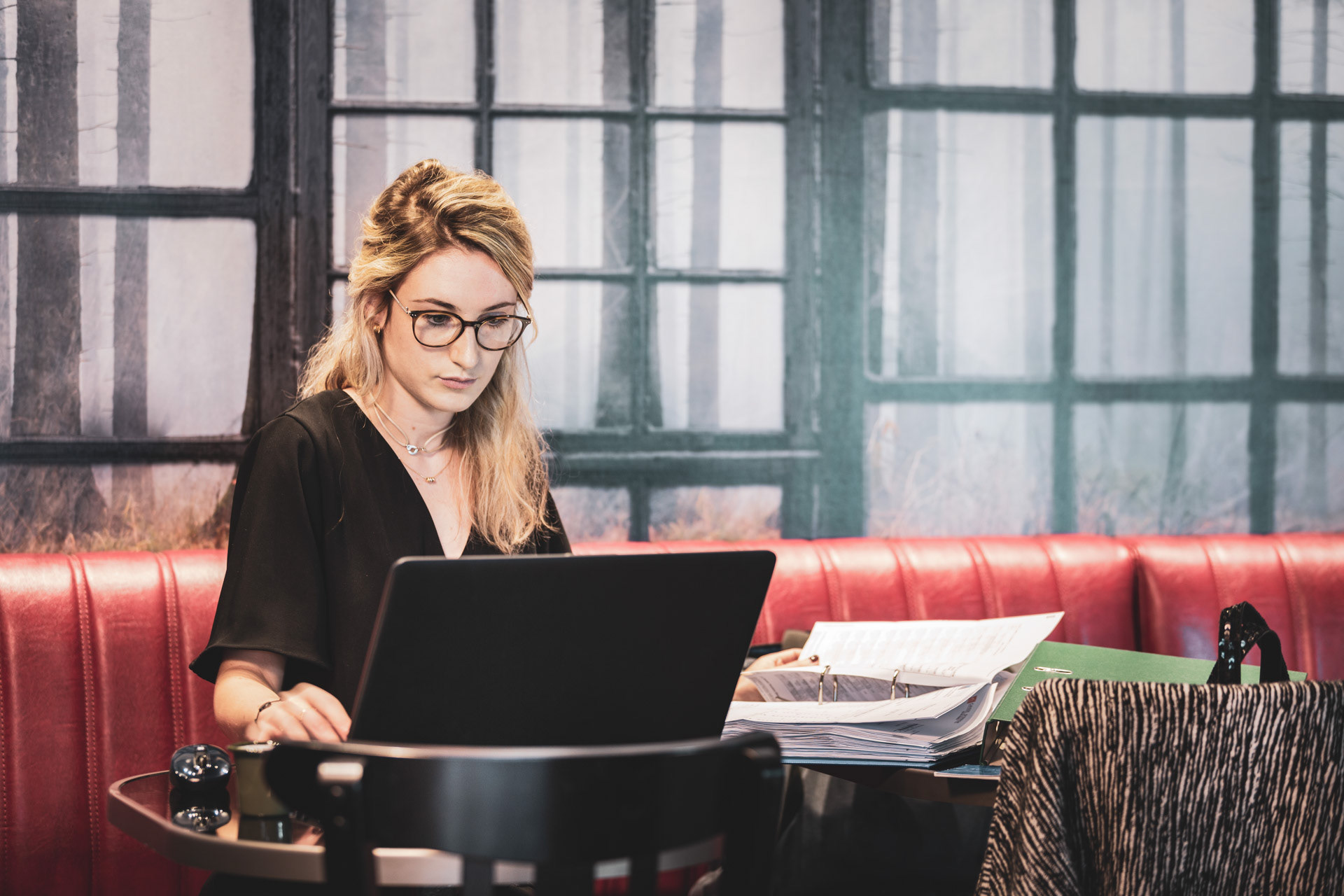 Client de l'hotel travaille dans le lobby