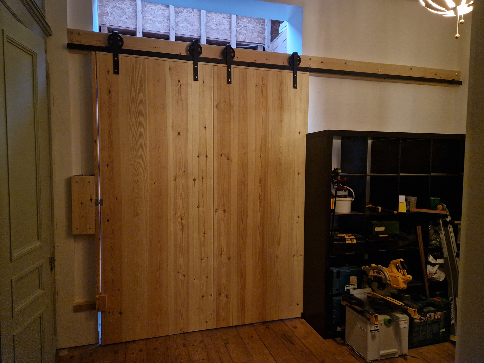 Porte de type grange à galandage