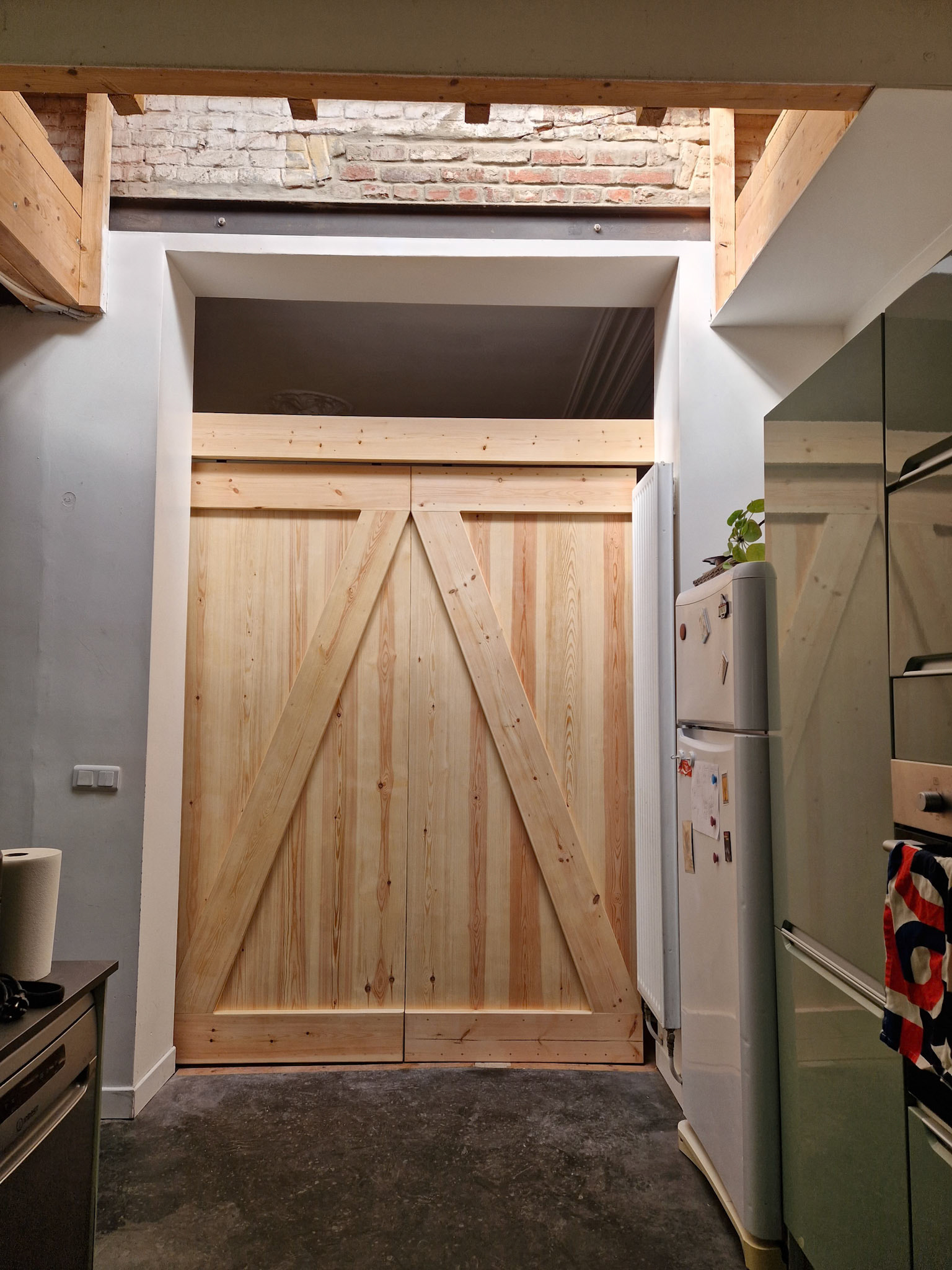 Porte en sapin rouge