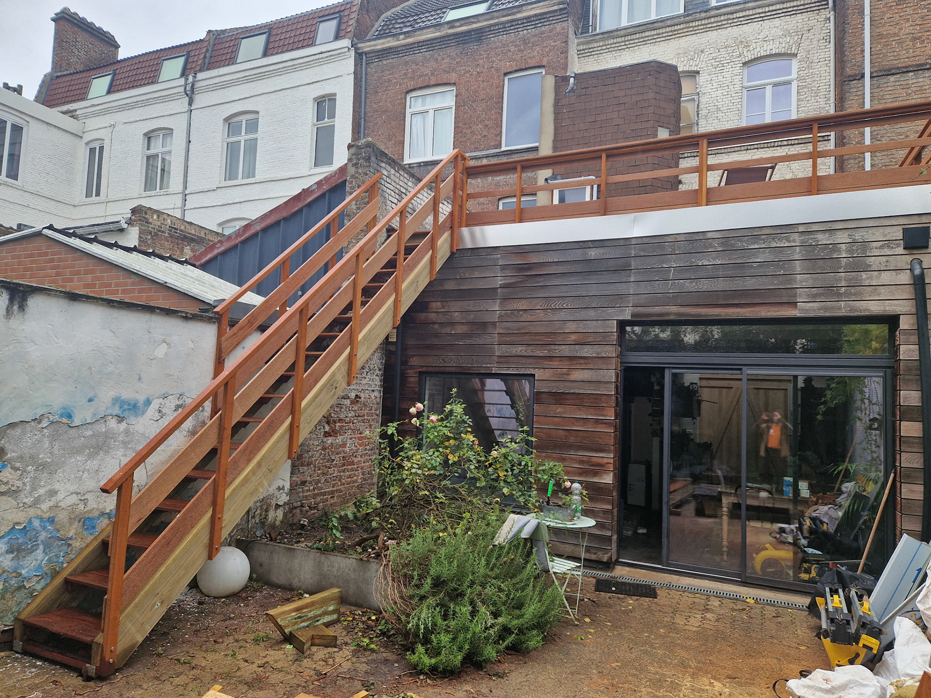 Accès à la terrasse via escalier en Cumaru (Limon en Pin Cl.4)