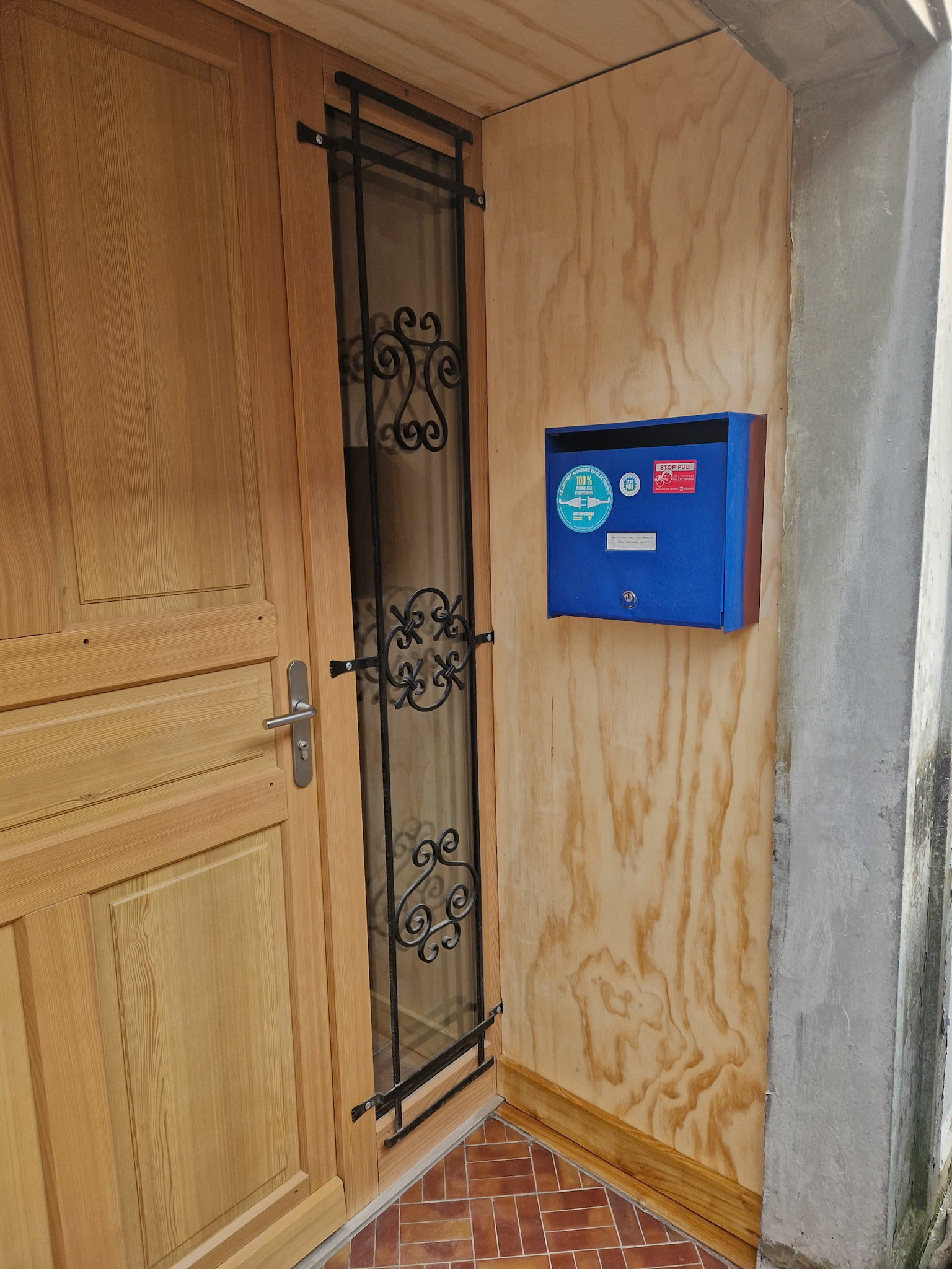 Porte en mélèze avec parement extérieur en CP de Pin Radiata