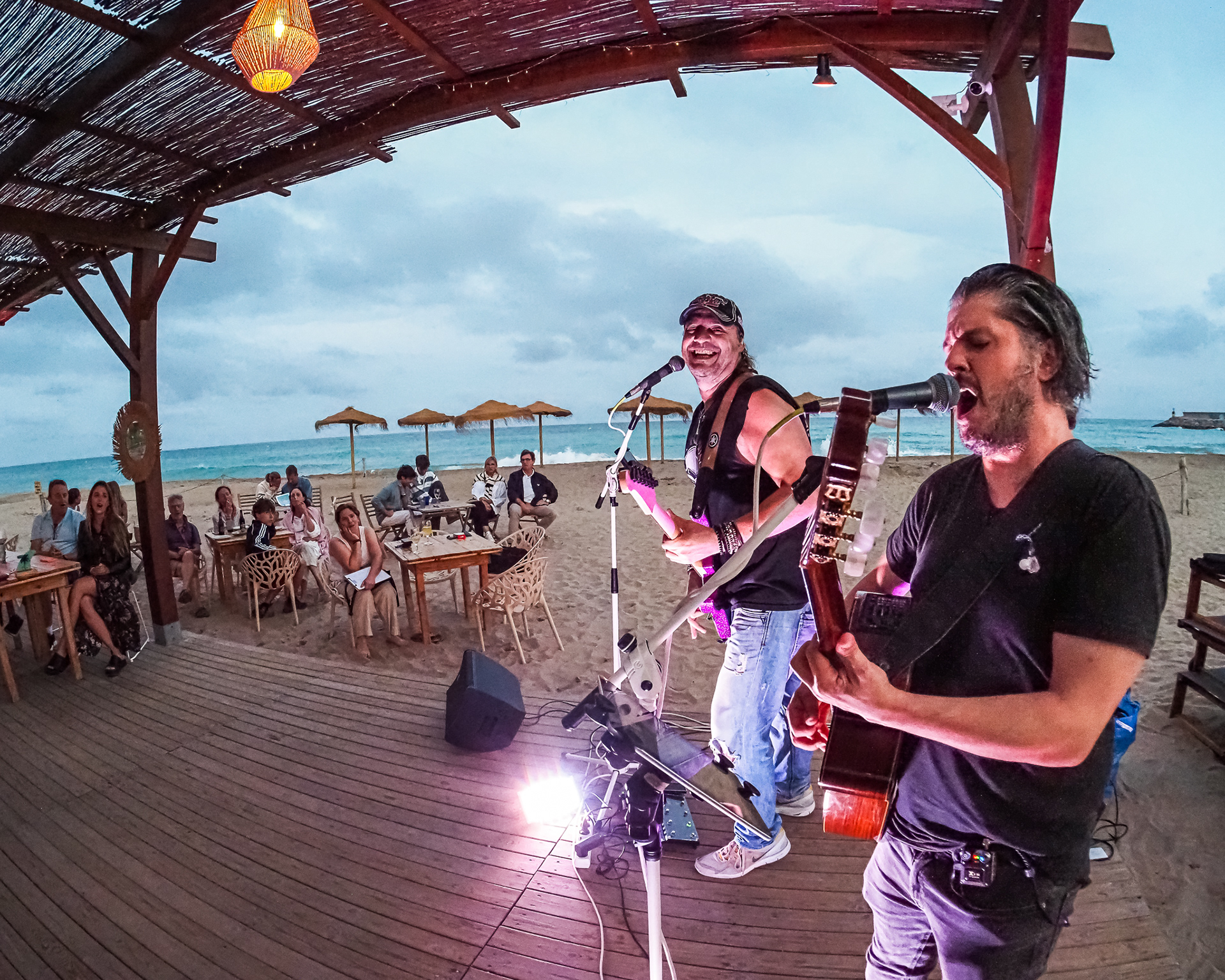 FAKERS DUO EN TWIN FIN RODA DE BARÁ