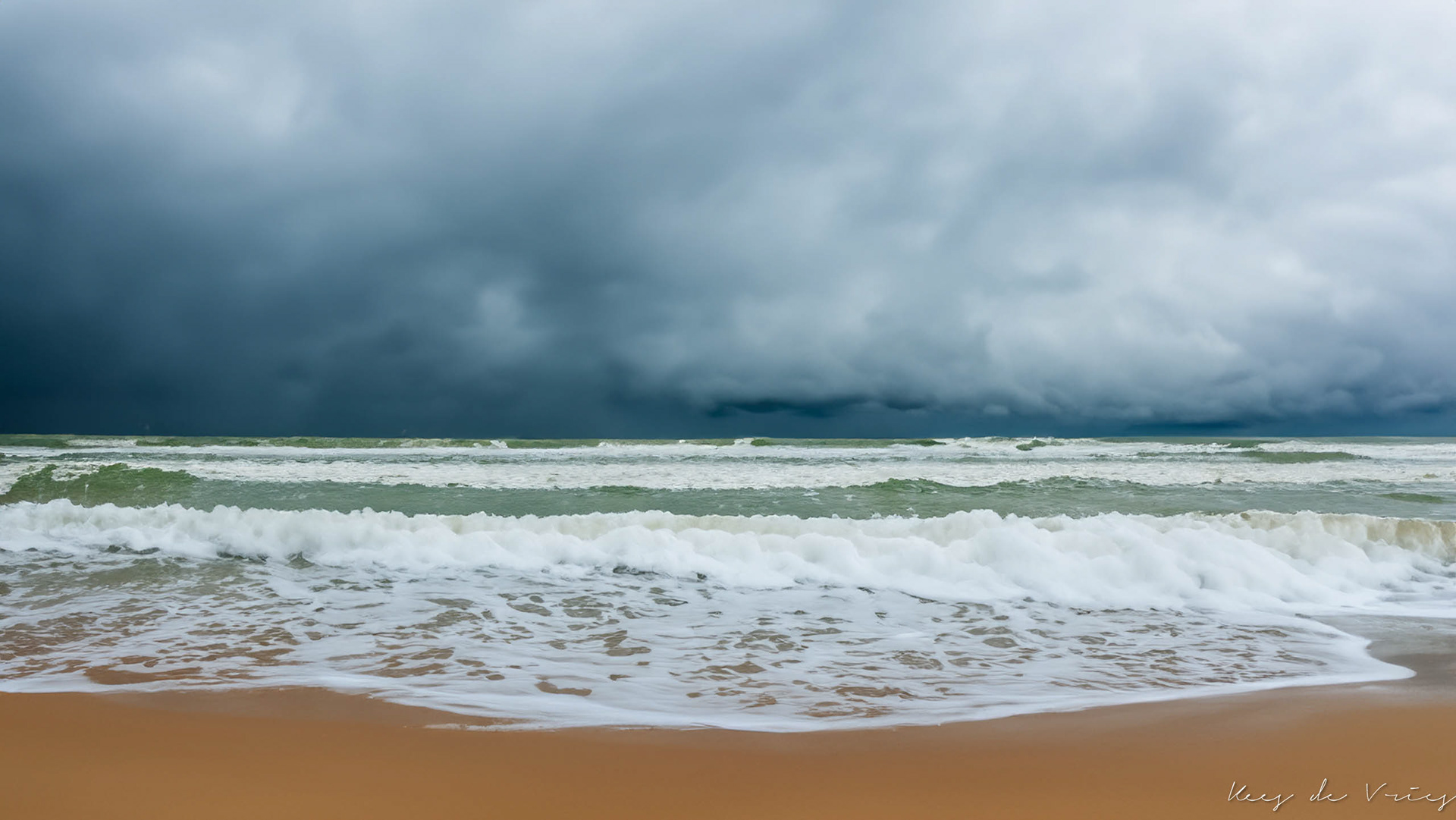 Dreigende luchten aan het strand