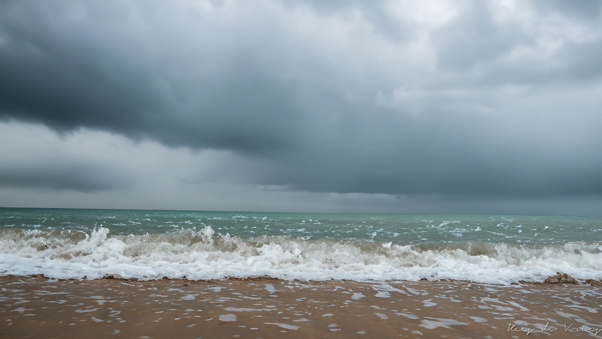 Dreigende luchten aan het strand