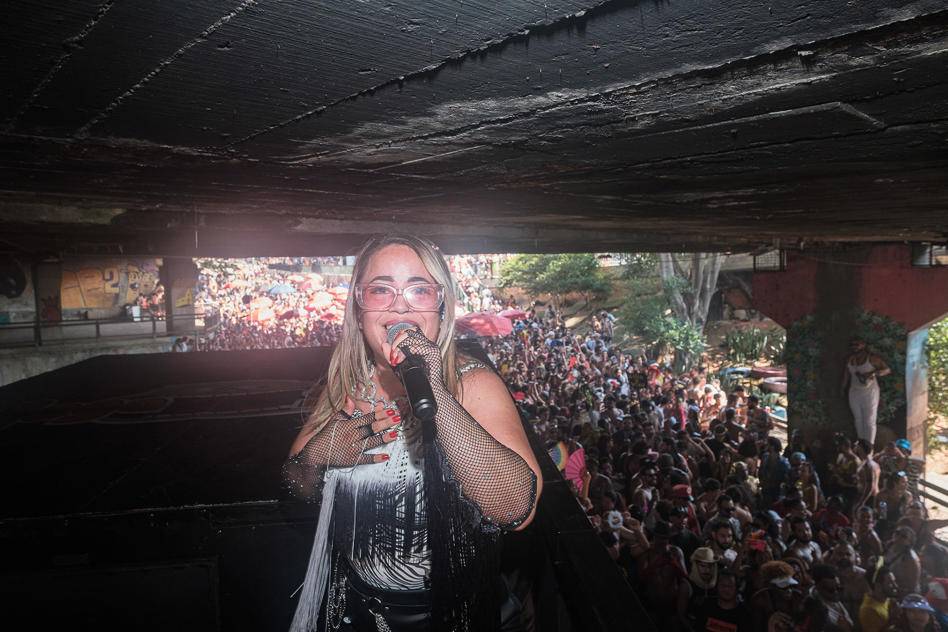 Michelle Maiara (cantora oficial)