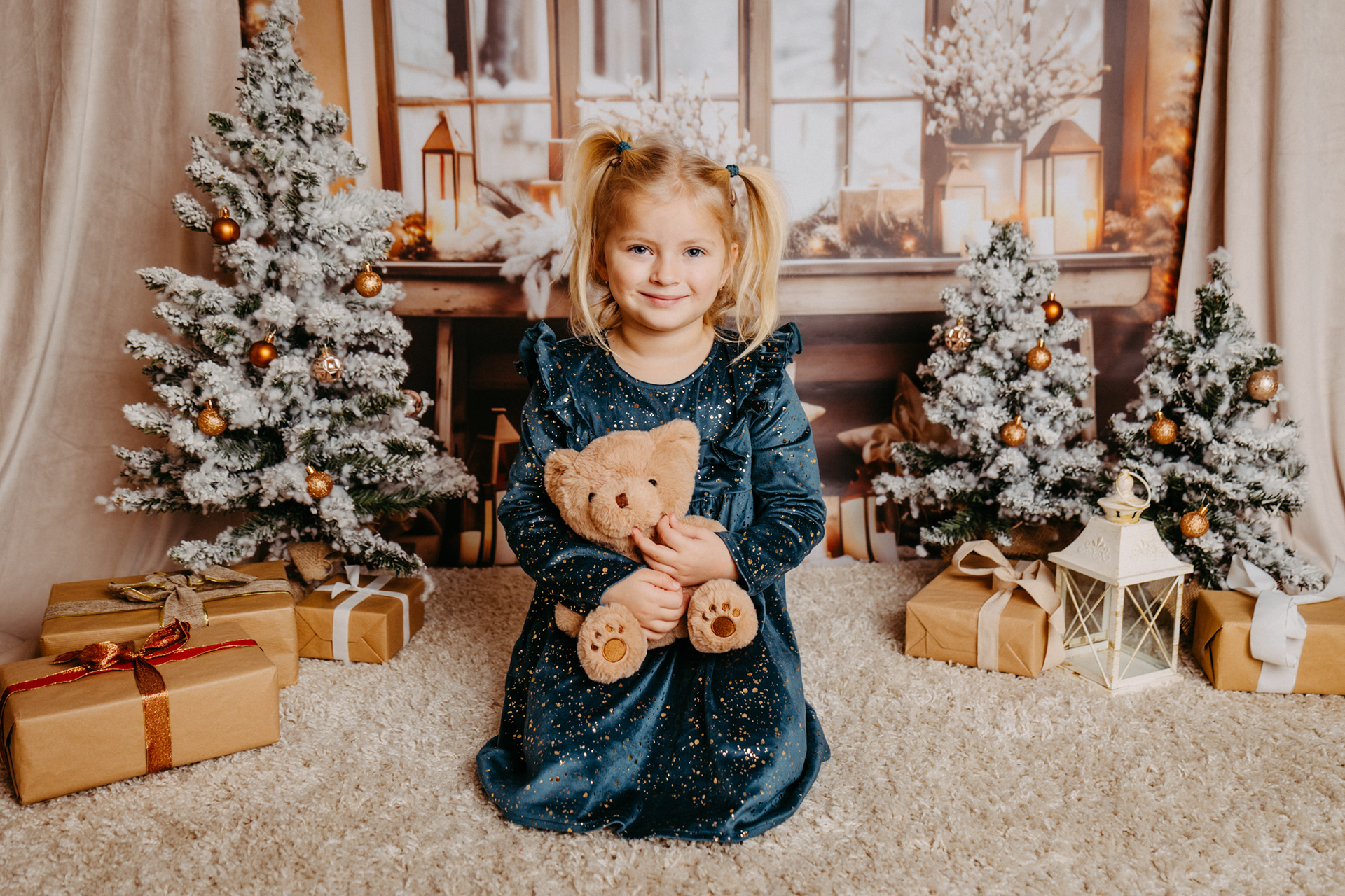 Holčička s medvídkem co se usmívá na vánočním focení v Chotěboři