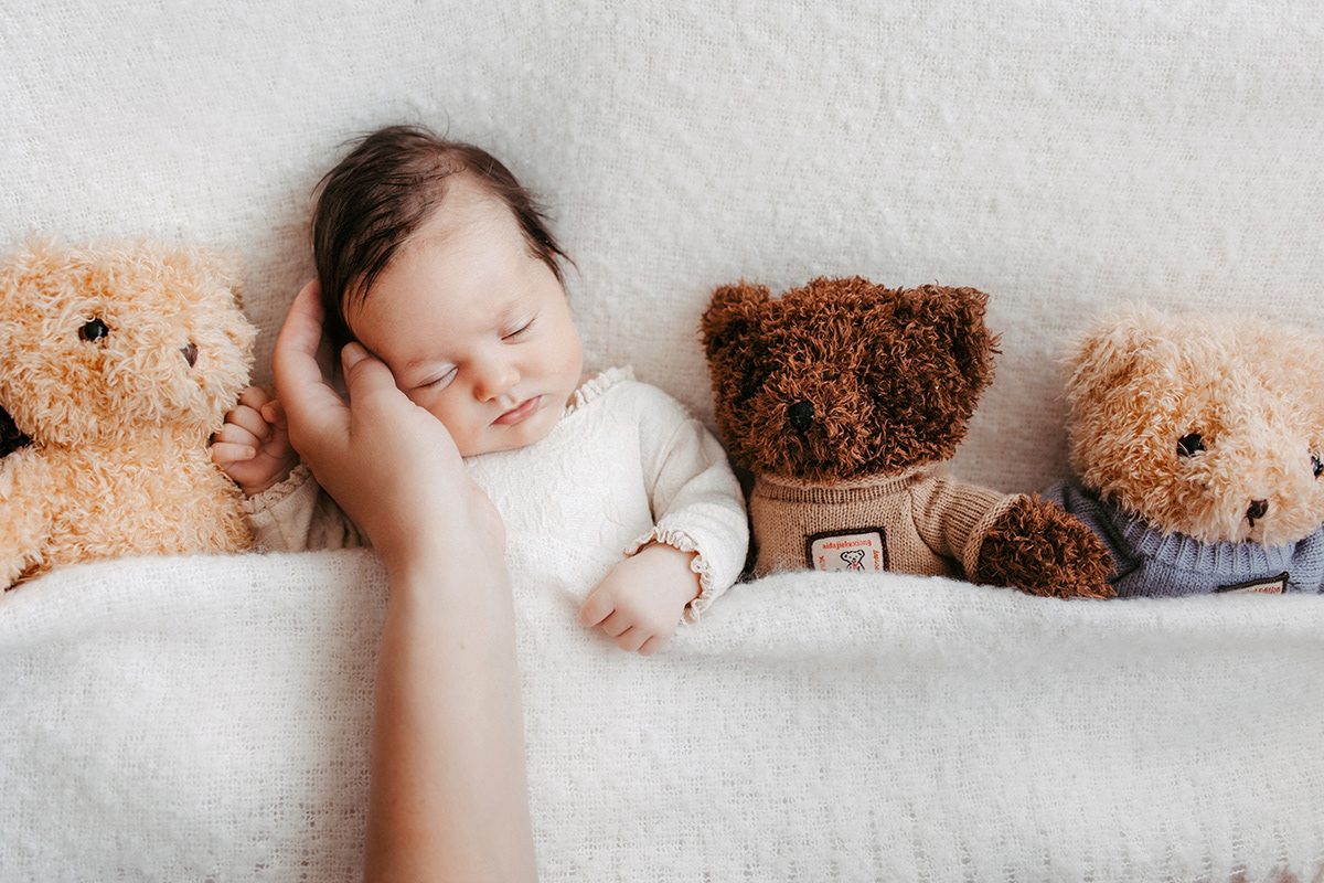 miminko s medvídky a rukou maminky při newborn focení s Dibiba Photo
