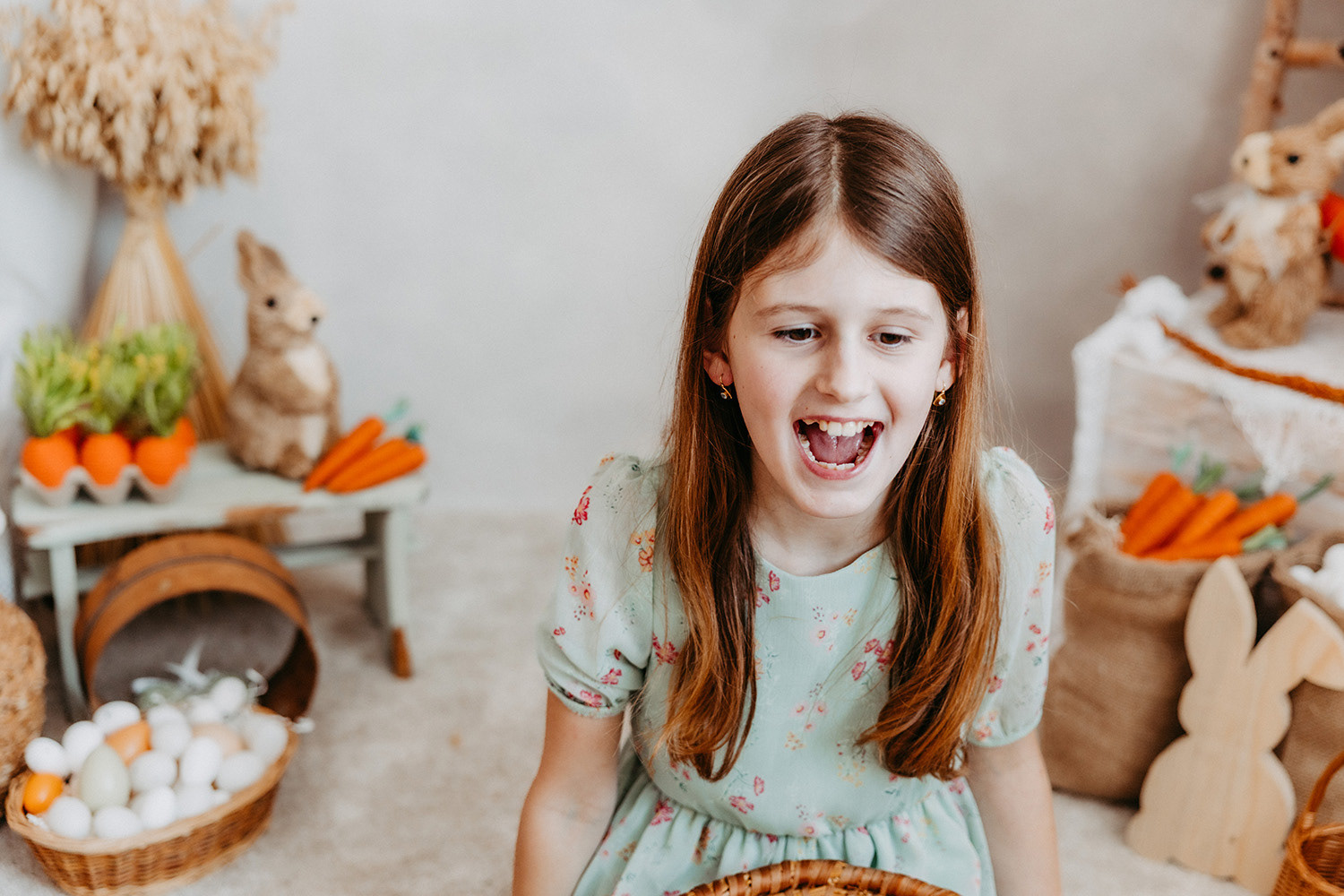Holčička smějící se na velikonoční focení v ateliéru v Chotěboři