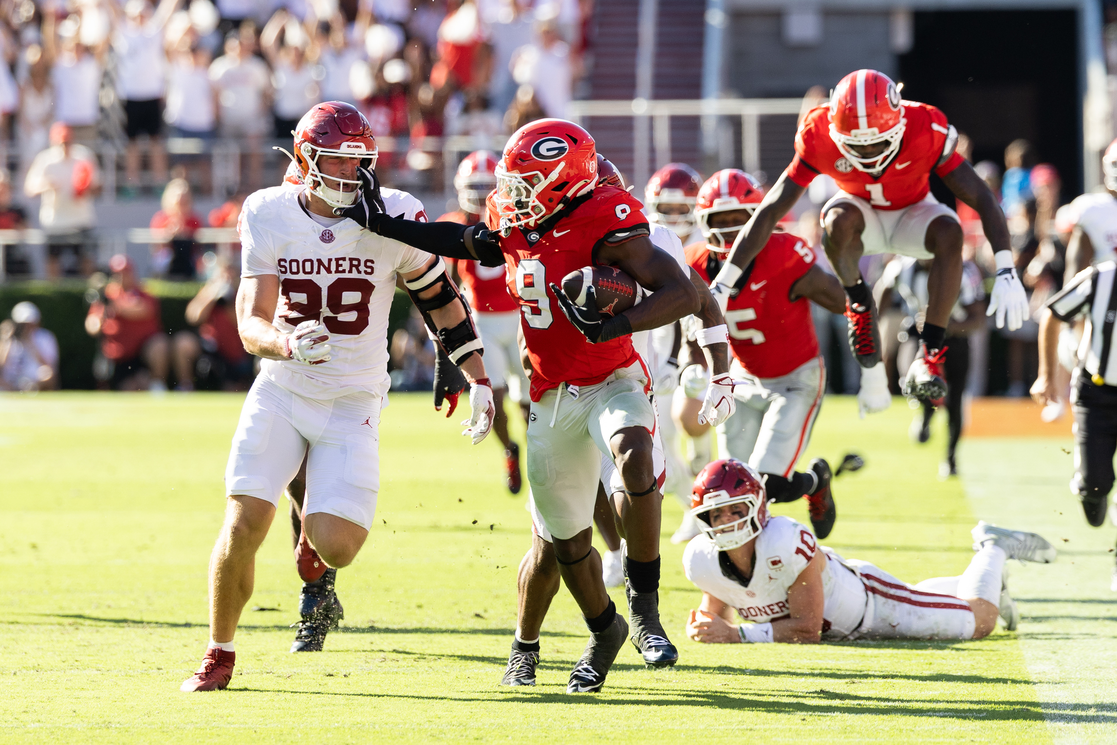 Georgia linebacker Chris Cole (9) runs with ball after picking up a fumble during the first half of a football game against Oklahoma in Sanford Stadium in Athens, Georgia, on Saturday, Sept. 26, 2026. Georgia won 41-13. (Photo/Evan Frilingos)