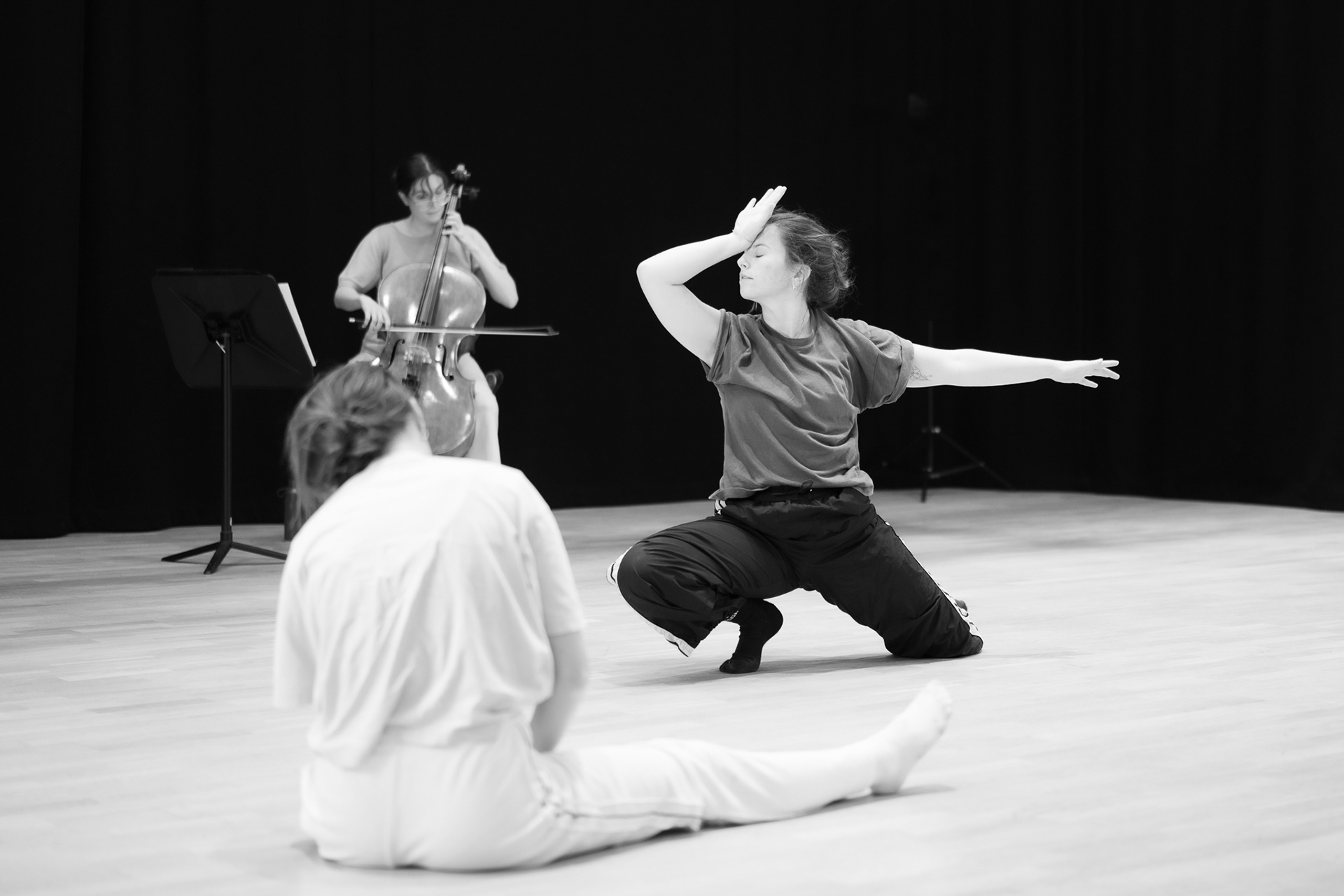 Dancer creates dramatic pose in workshop