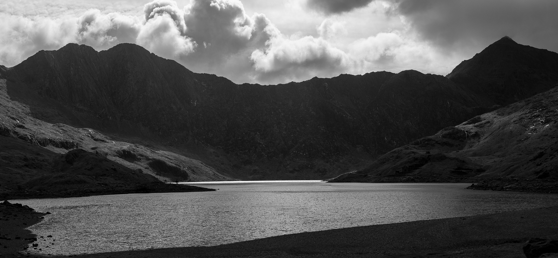 Black and White image of Llyn Llydaw and Yr Wyddfa