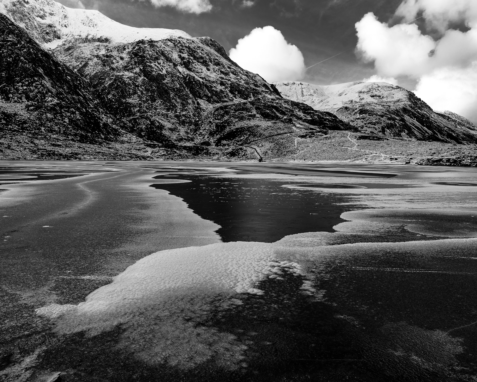 Llyn Ogwen covered in ice