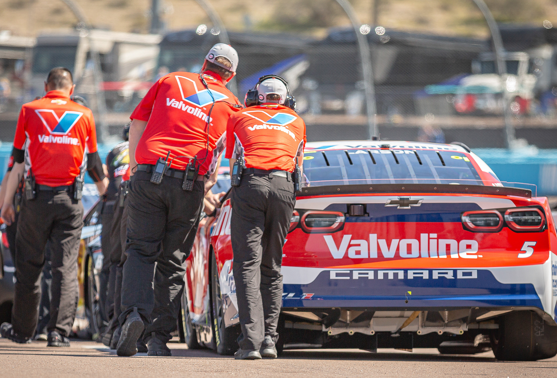 Kyle Larson's pit crew push his car to pit road for qualifying laps at Phoenix Raceway on Saturday, March 9, 2024 in Avondale, Arizona. 