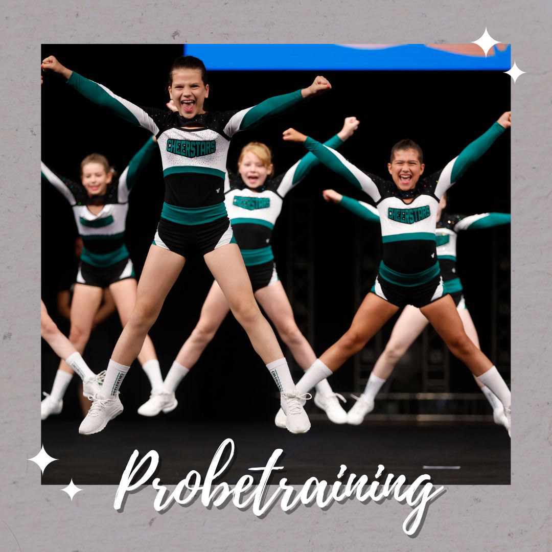 Cheerleader der CheerStars Glory machen einen Spread-Eagle-Jump auf einer Meisterschaft