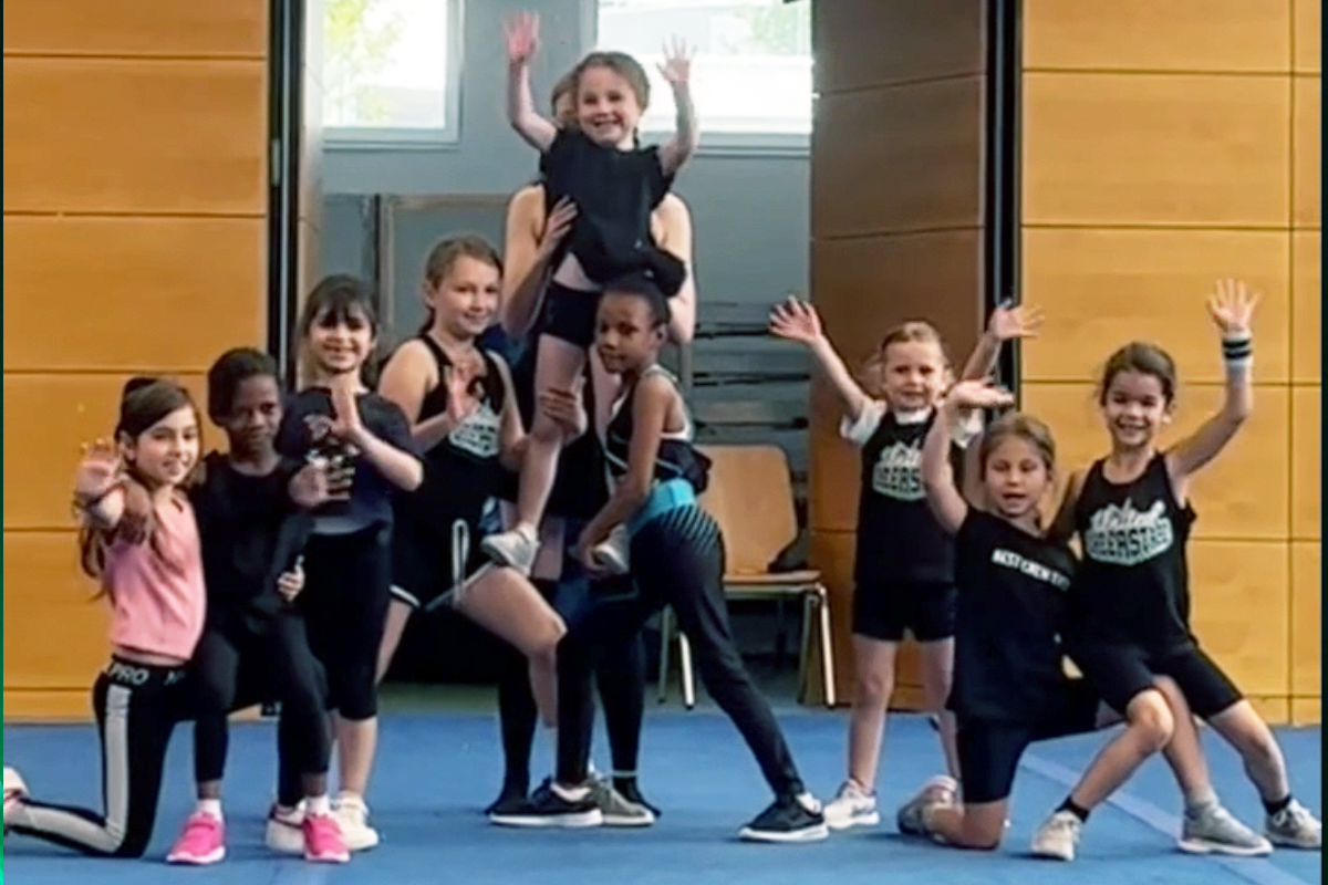 CheerStars Harmony Cheerleader aus Köln winken in die Kamera