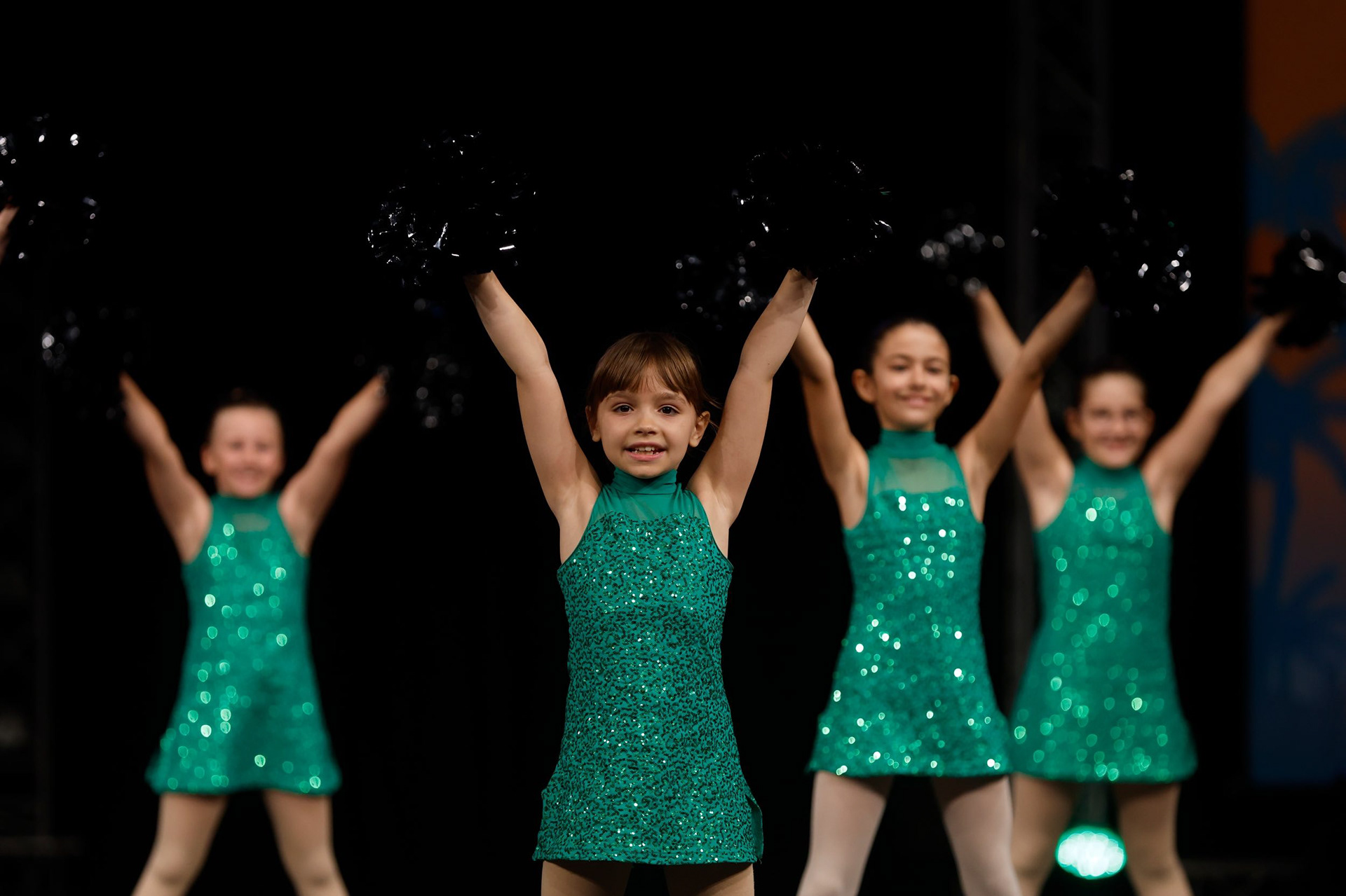 Foto der CheerStars Sparkle Cheerleader aus Köln mit Poms im High V