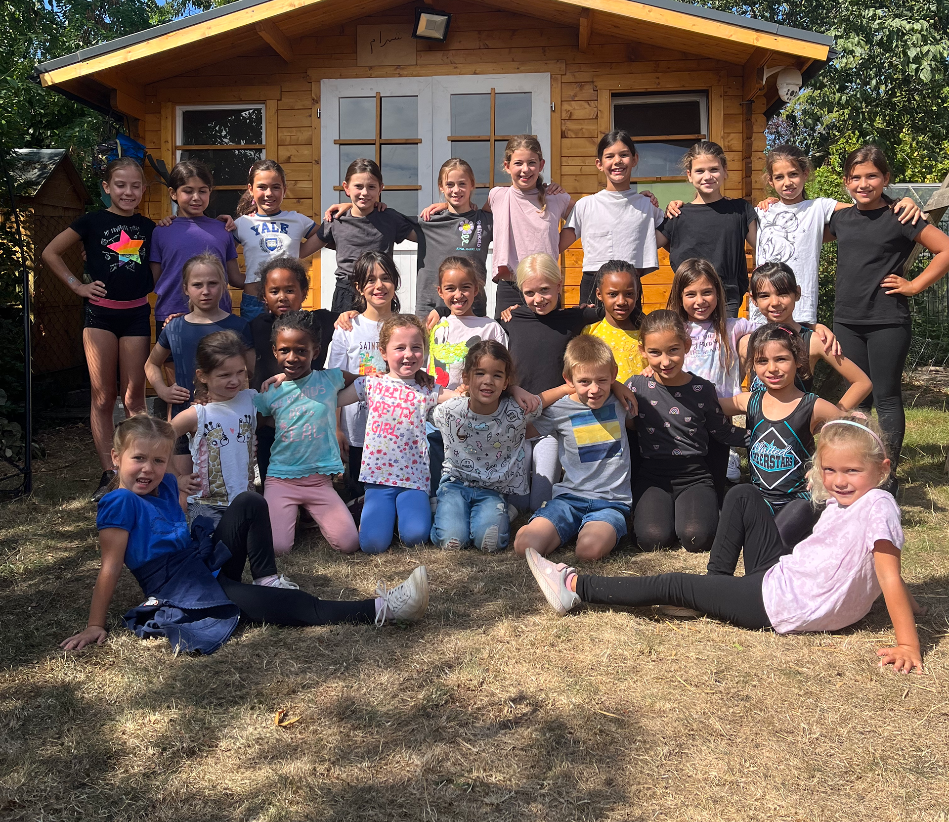 Kindergruppe Cheerleader aus Köln umarmen sich bei Teamtreffen